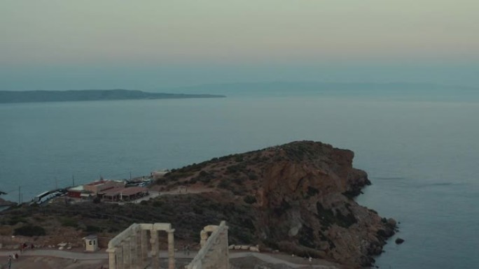 夏天日落时，希腊雅典的苏尼奥角与波塞冬古神庙的空中拍摄