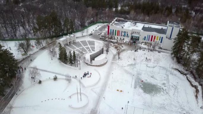 冬季，森林中的运动区儿童娱乐营地，无人机正在飞行