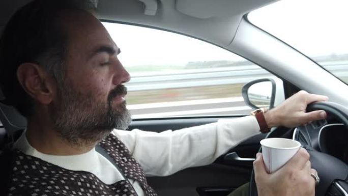 司机在高速公路上喝咖啡的肖像