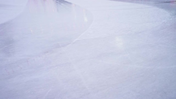 表面修磨机清洁和抛光光滑的溜冰场。制冰机。