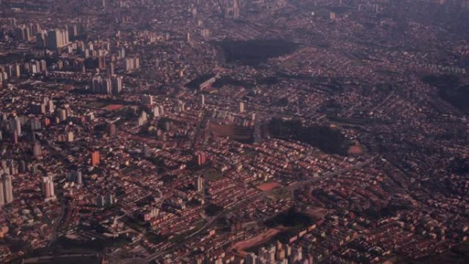 巴西圣保罗市中心上空的天线显示了低层郊区社会住房和市中心密集的高层摩天大楼之间的交汇点