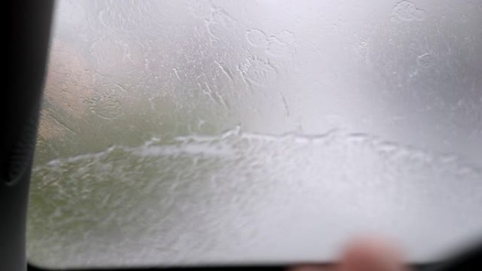 汽车挡风玻璃清除道路上困难驾驶条件下的雨水