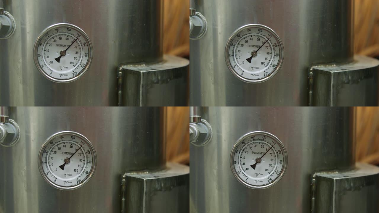 温度计读数华氏温度附在大型金属水壶上