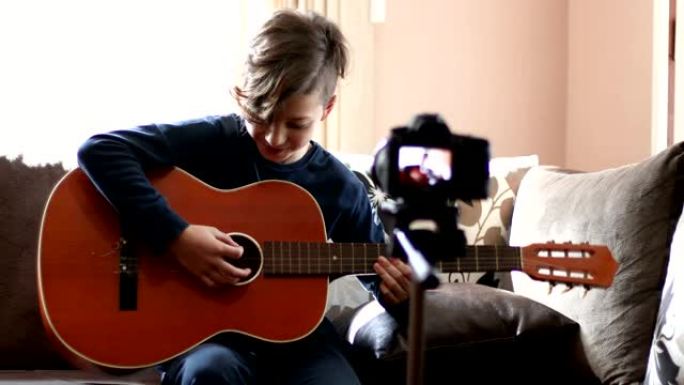 男孩在相机上弹吉他