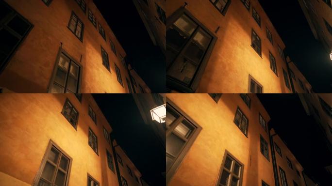 旧城欧洲夜街上的公寓楼。斯堪的纳维亚窗户。瑞典斯德哥尔摩狭窄街道上五颜六色的房屋外墙。旅行概念。St