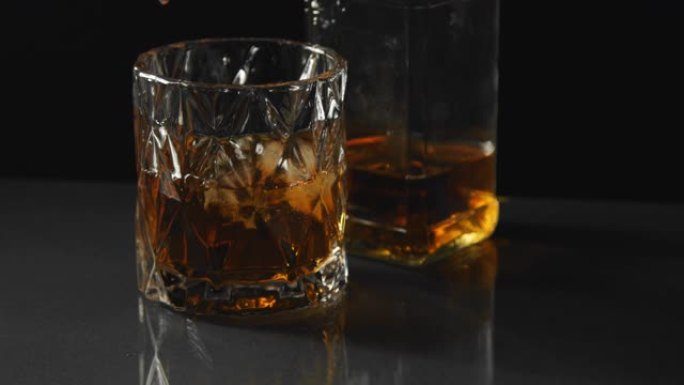 威士忌酒杯放在黑暗的吧台上