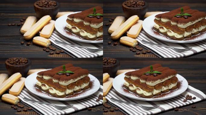 木制背景陶瓷盘上的经典提拉米苏甜点和萨瓦亚迪饼干
