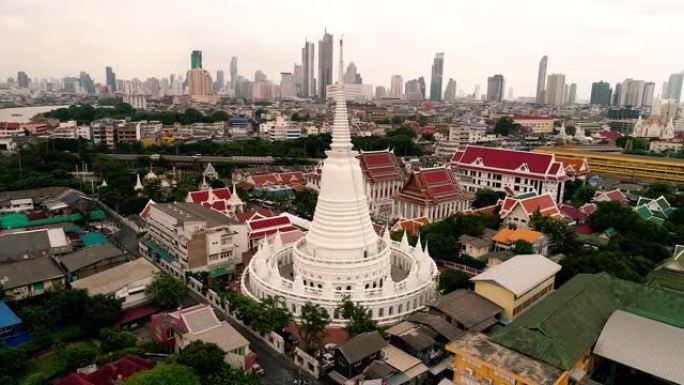 鸟瞰图在泰国曼谷市的寺庙上空移动