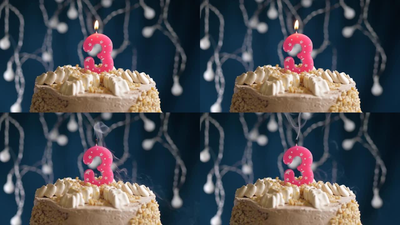 蓝色背景上有3个数字粉色蜡烛的生日蛋糕。蜡烛吹灭了。慢动作和特写视图