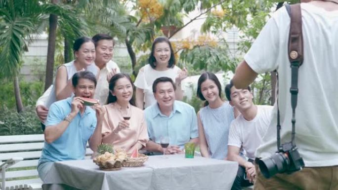 让我们一起拍照: 花园中的泰国大家庭