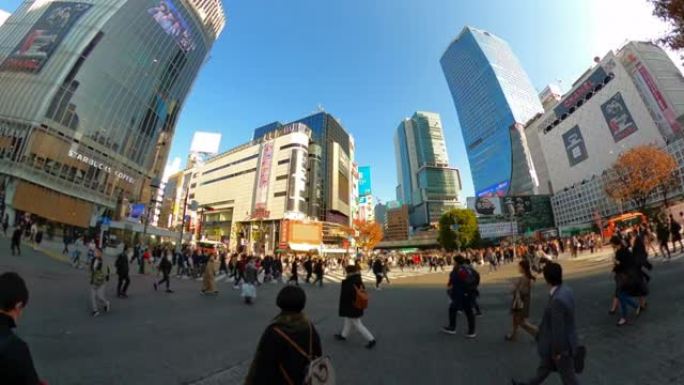 走在涩谷十字路口繁华街区人流人来人往