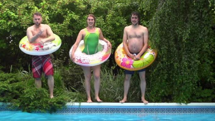 三个朋友年轻的成人花园派对周围的游泳池潜水