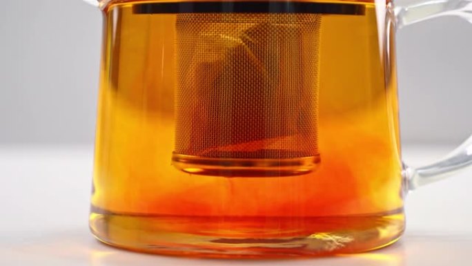 用袋泡茶冲泡并将红茶叶浸泡在玻璃透明茶壶中，用煮沸的热水，延时拍摄，特写放大，4K。