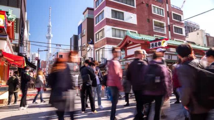 4k延时一群忙碌的拥挤的男人和女人游客走在日本东京市浅草区浅草寺附近的街道上