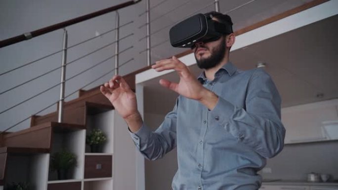 男人与胡须和3d虚拟眼镜站在360视图移动