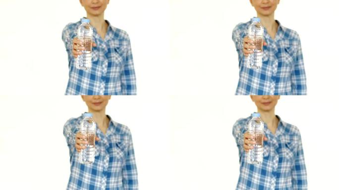 妇女向相机展示水瓶