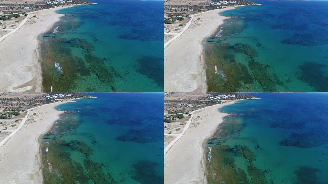 从天空看希腊基克拉泽斯纳克索斯岛的阿里科海滩