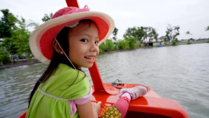 坐在船上的亚洲小女孩