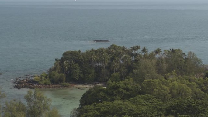 无人机在印度尼西亚民禁岛的海边拍摄森林