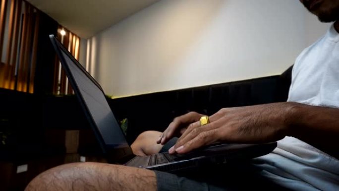 男人在客户大厅使用笔记本电脑。
