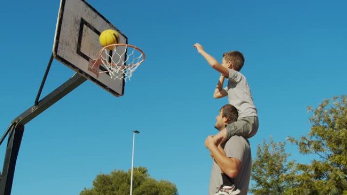 父子打篮球小孩子小朋友外国人