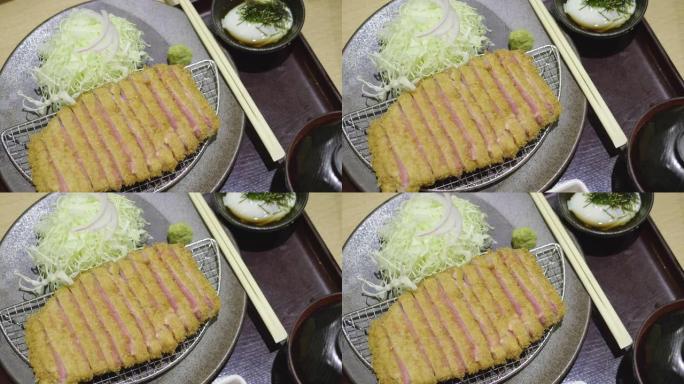 日本料理: 炸猪排在蒸日本米饭上，桌上有咖喱