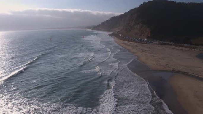 空中无人机拍摄了带有风筝冲浪者和风帆冲浪者的海滩 (加利福尼亚州太平洋海岸公路的Waddell Be