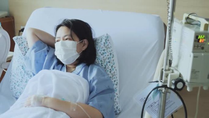 亚洲妇女一个咳嗽和生病的面具，她的搜索了解新型冠状病毒肺炎智能手机。