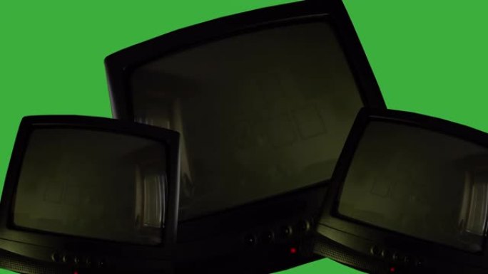 绿色背景上的三台复古电视，带有闪烁的噪音屏幕，噪音静态和水平条纹。打开和关闭电视屏幕，有线电视娱乐，