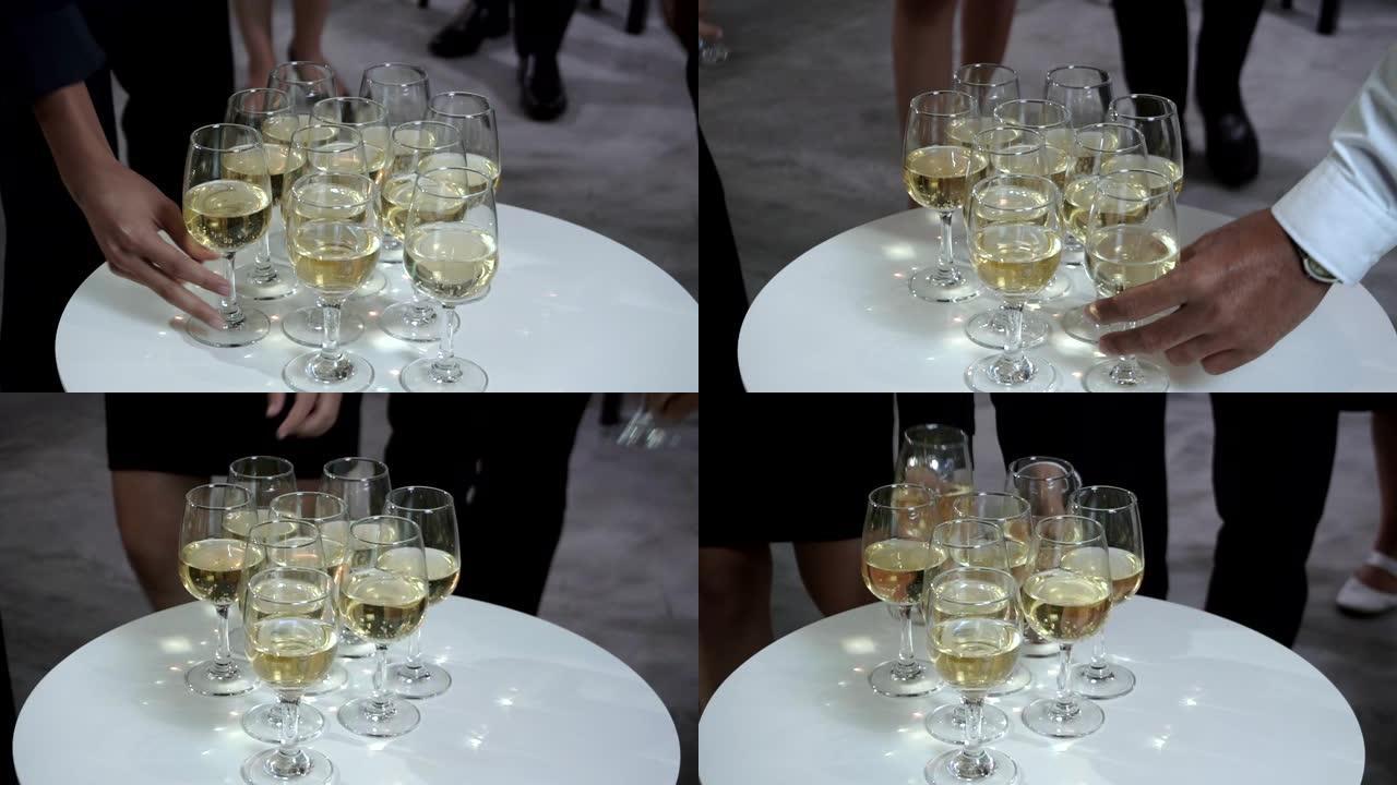 成功的商人在宴会厅晚宴上喝葡萄酒和香槟。