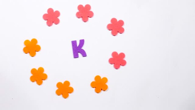 英语字母表的蓝色舞动字母K。白色背景上的舞蹈字母。
