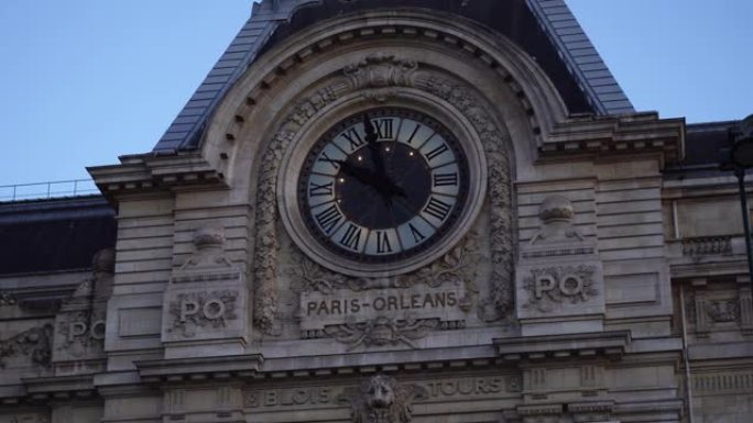 建筑立面上的历史时钟。奥赛博物馆。巴黎