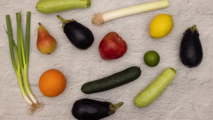 有机和新鲜蔬菜和水果出现在灰色背景上-停止运动