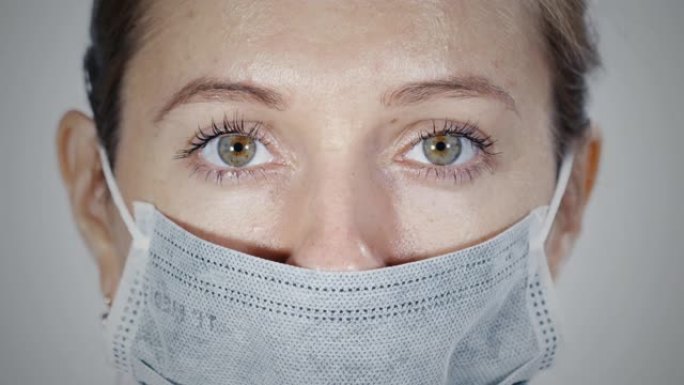 医用防护口罩女性面部的宏观观察。