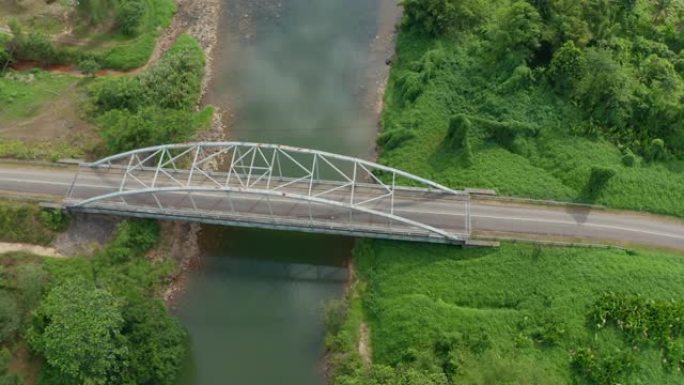 空中无人机镜头自然乡村上的金属桥