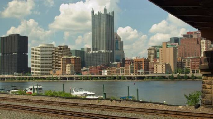 美国宾夕法尼亚州匹兹堡的风景城市天际线和河流