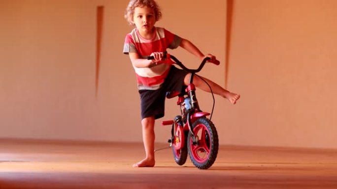 小男孩学骑三轮车儿童教育关爱儿童成长未成