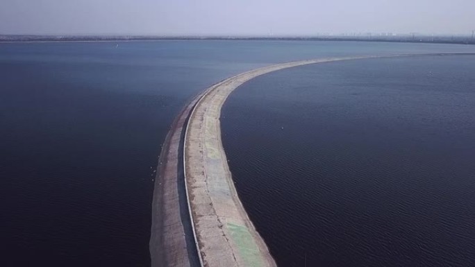 在阳光明媚的日子里，用一座废弃的灯塔和成群的海鸥飞过码头