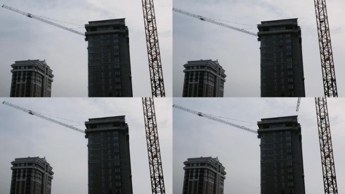 带起重机的摩天大楼的施工过程。正在建设中的高层住宅综合体。绿区公寓楼建设。正在建设中的现代住宅综合体