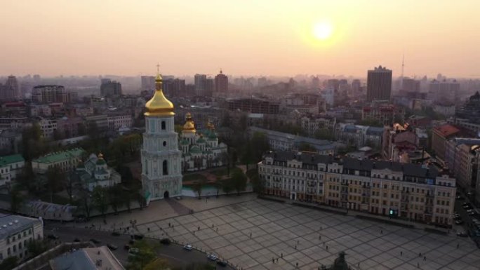 无人机在乌克兰基辅的圣索菲亚大教堂周围飞行