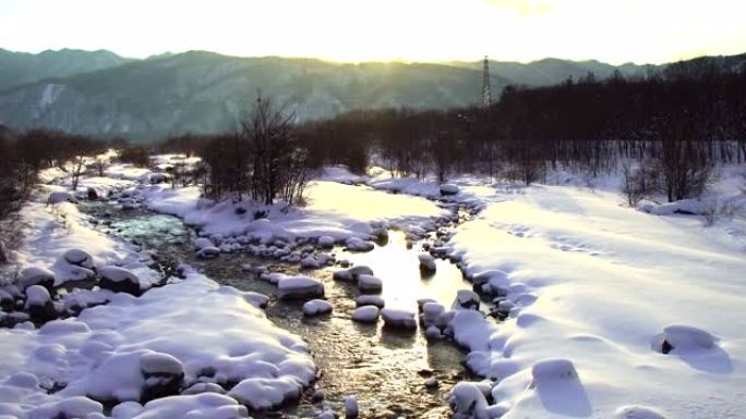 日本白马村，松川溪流和雪景。