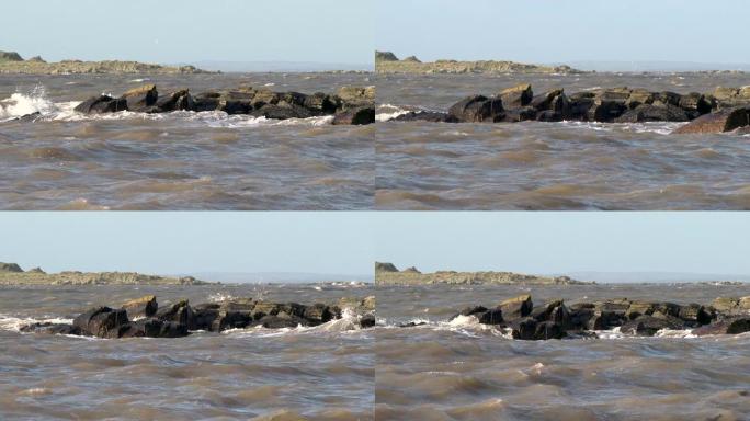 在大风天，苏格兰海滩上的岩石波浪