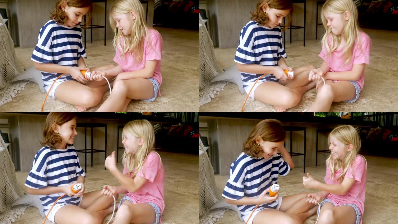 两个可爱的年轻女孩断开电源线，竖起大拇指