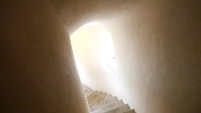 在古老的城堡塔楼里走下楼梯。中世纪城堡走廊。