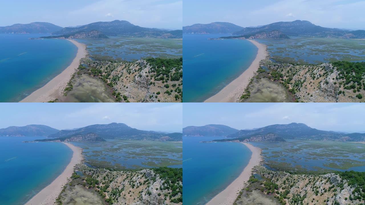 鸟瞰图。Iztuzu或 «海龟» 海滩和达利安河三角洲。土耳其，4K。