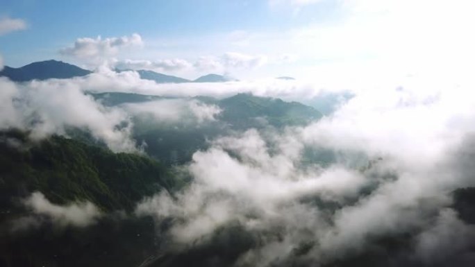 山中晨雾的鸟瞰图高山云海航拍清晨山谷