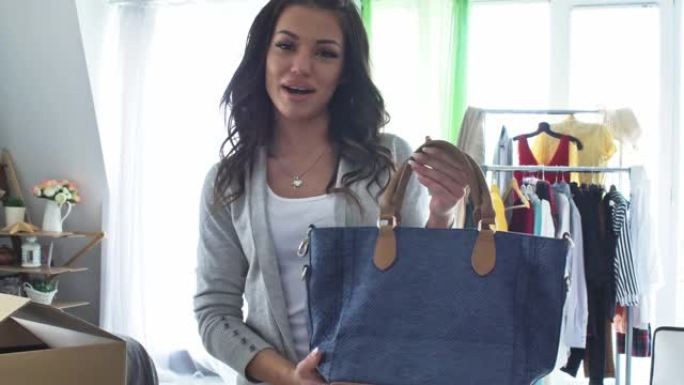 时尚博客作者在她正在拍摄的视频中展示了她的新书包