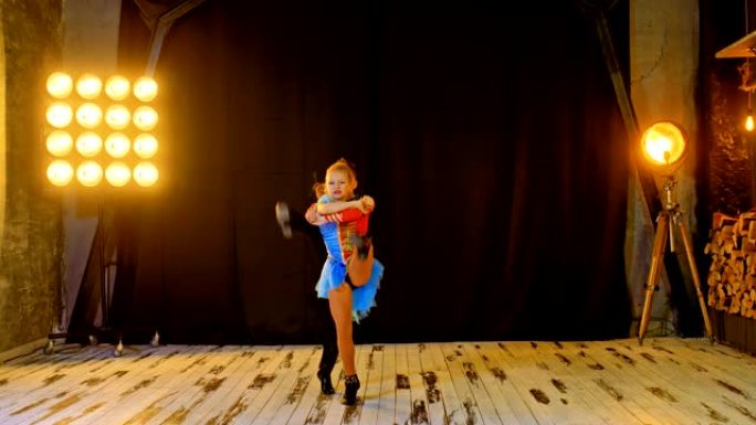 专业运动员跳杂技摇滚、踢和跳。穿着西装的运动员跳舞动作和微笑。