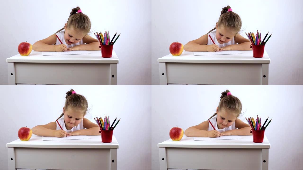 女孩是坐在办公桌前的学龄前儿童，勤奋地执行任务