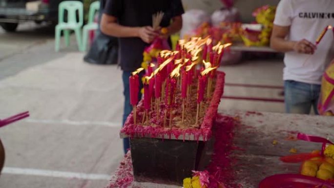 农历新年时，一个小男孩与家人一起旅行并在龙庙kammalawat祈祷的慢动作镜头